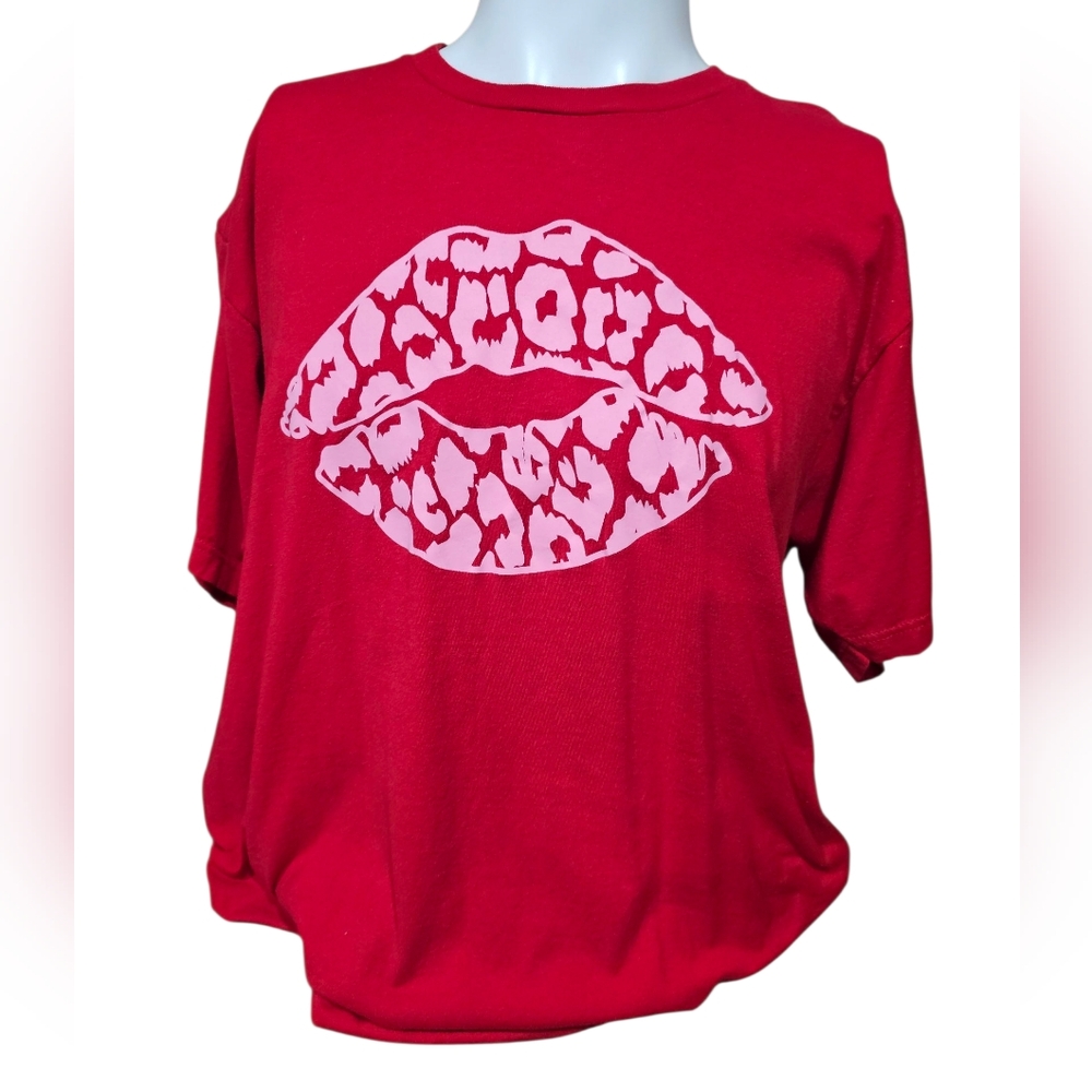 Red‎ T-Shirt with Pink Leopard Lips Graphic Size Extra Large